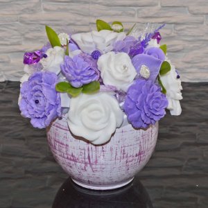 Buchet de săpunuri în ghiveci de ceramică - violet, alb