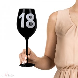 Pahar de vin imens pentru a 18-a aniversare