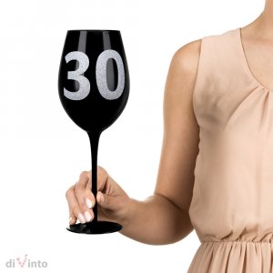 Pahar de vin imens pentru a 30-a aniversare